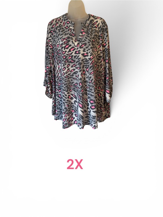 Dear Scarlett Tops - Women's Grey and Pink Leopard Print Top - PLUS: 2X #E